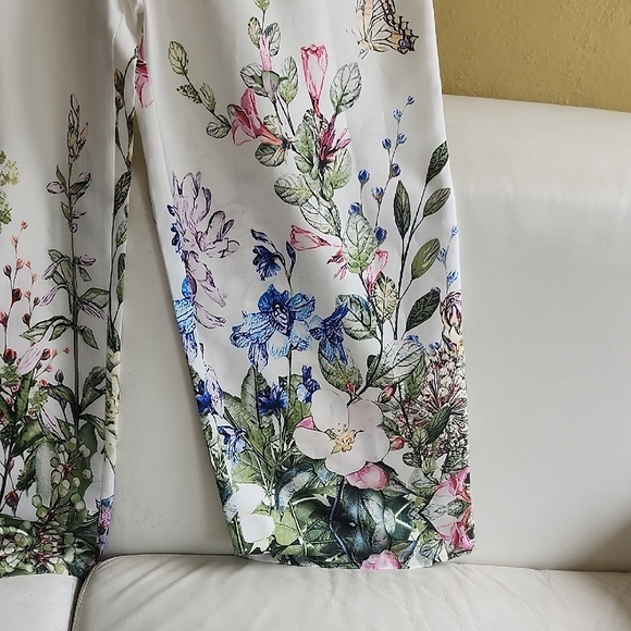 Chic White Floral Jumpsuit - Picture 6 of 9